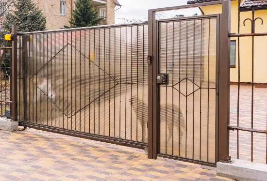 Купить ворота из профлиста с элементами ковки, с металлическими столбами в рамке или под дерево в Барнауле от 156255 руб